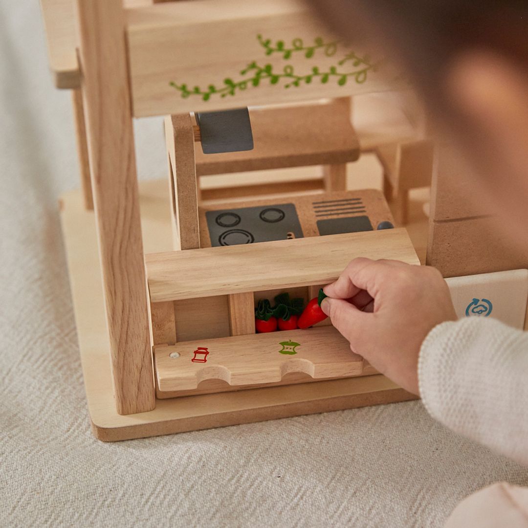 Wooden Eco Dollhouse with Furniture | PlanToys – Mucky Wolf