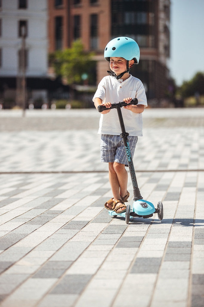 Scoot & Ride Highwaykick 3 LED in colour Blueberry