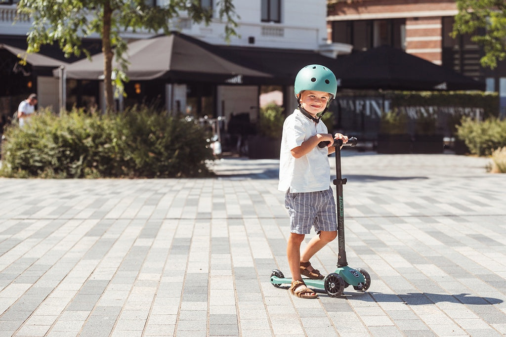 Scoot & Ride Highwaykick 3 LED in colour Forest