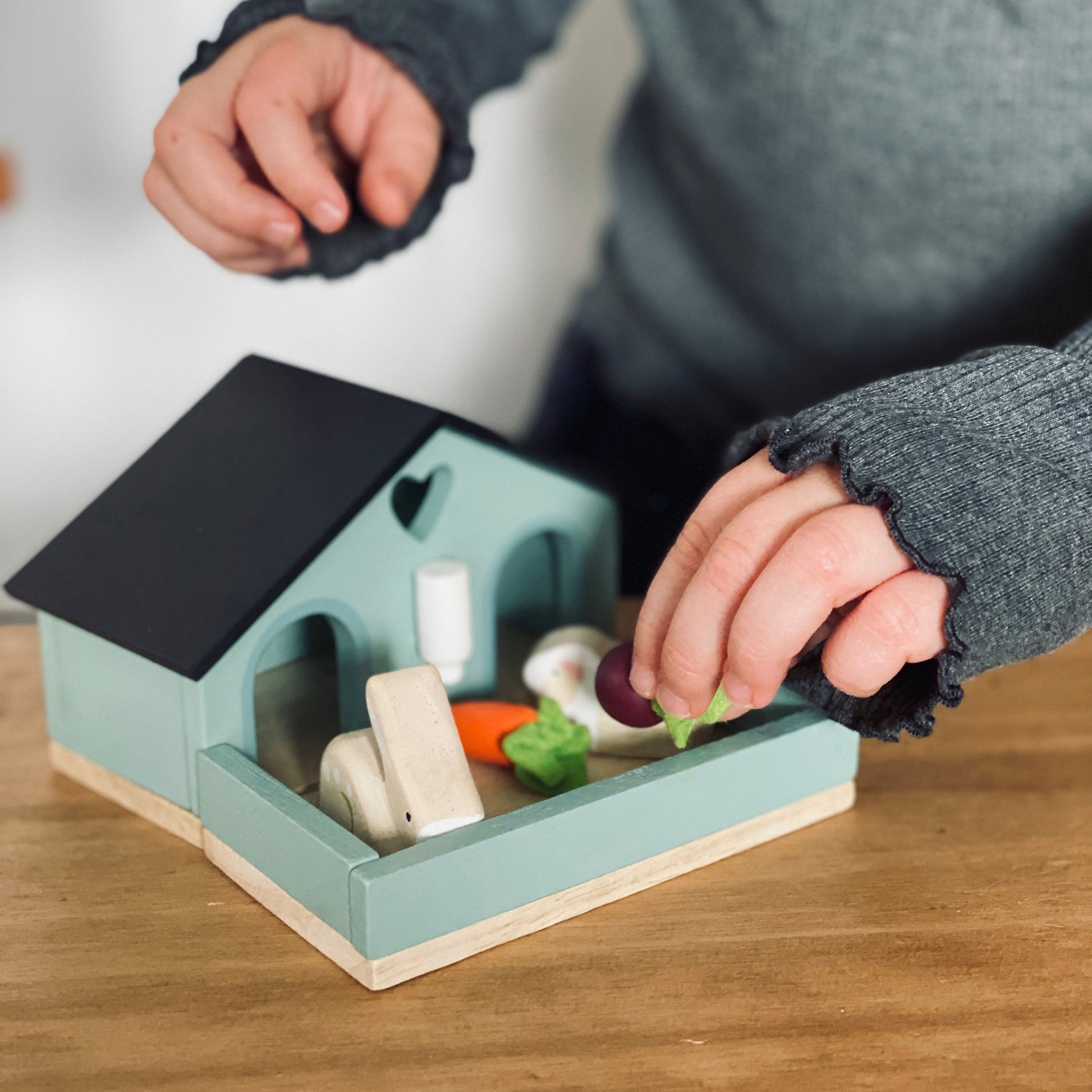 Wooden Rabbit & Guinea Pig Hutch Toy | Dolls House Pet Set | Tender Leaf Toys