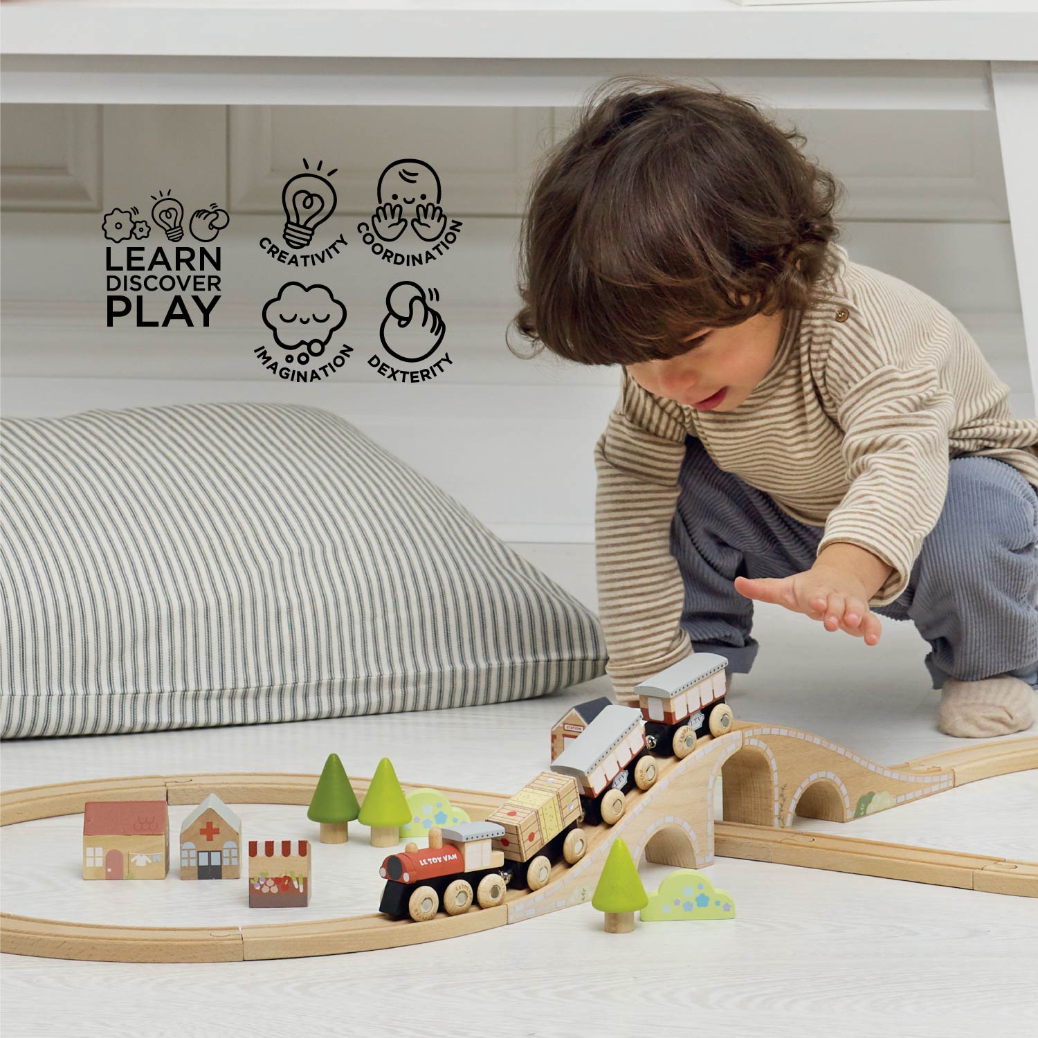 Figure of 8 Train Set - Premium Wooden Railway | Le Toy Van