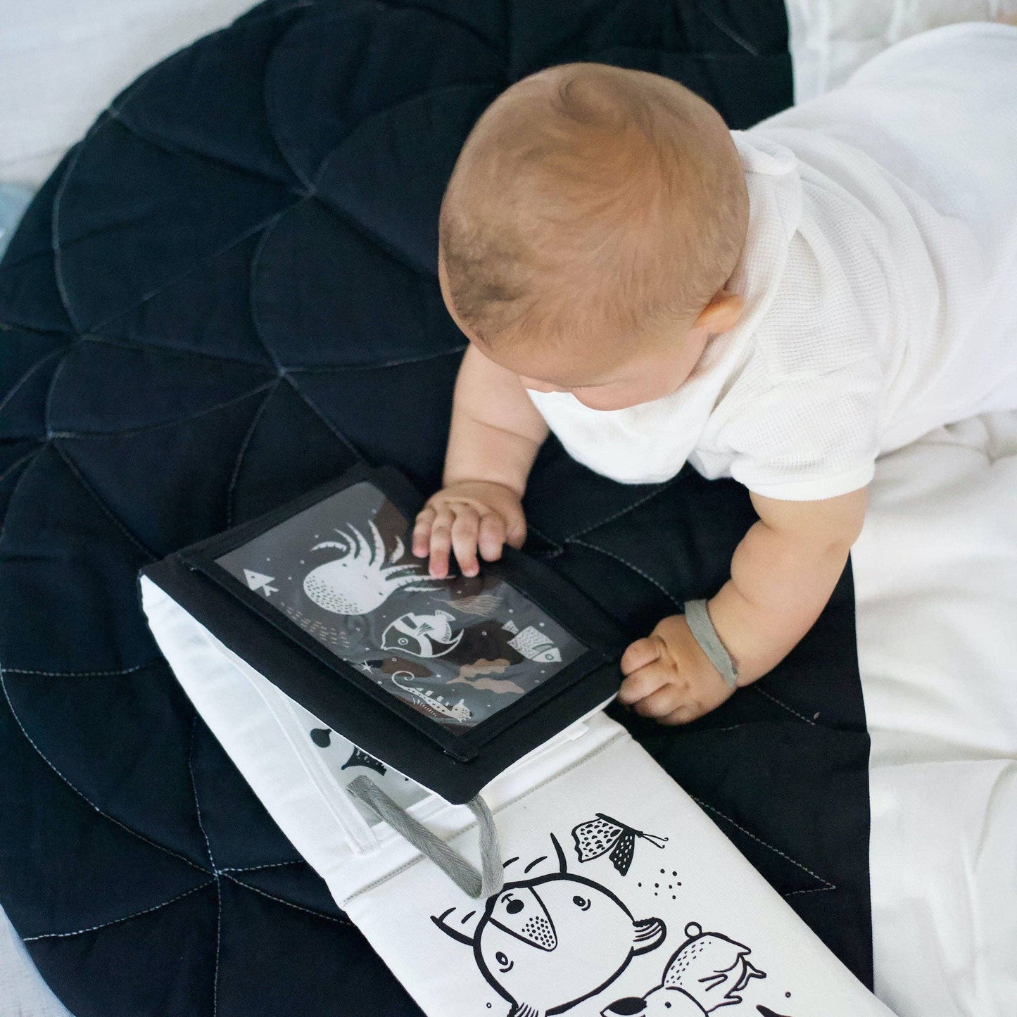 Wee Gallery Baby Tummy Time Gallery Gift Set: Black and White