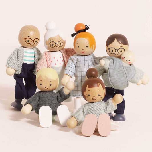 Le Toy Van Wooden Doll Family Set – 7 Poseable Dolls